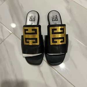 Givenchy — BE303AE05V-001
4G FLAT SANDAL
BLACK
5MM
GRAINED